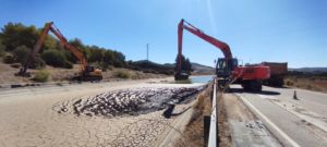 Siguen a buen ritmo los trabajos de limpieza fluvial en el canal principal Genil-Cabra