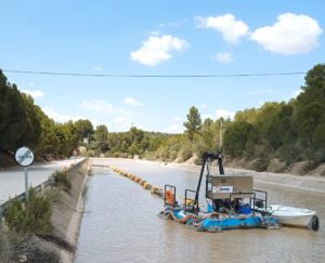 Siguen a buen ritmo los trabajos de limpieza fluvial en el canal principal Genil-Cabra