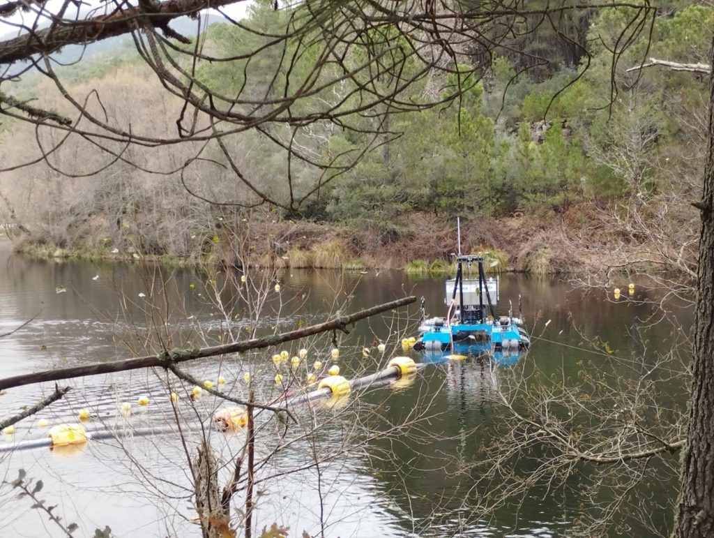 Marea inicia el proyecto de limpieza en el embalse de Garganta de Eliza en Lanzahíta (Ávila)