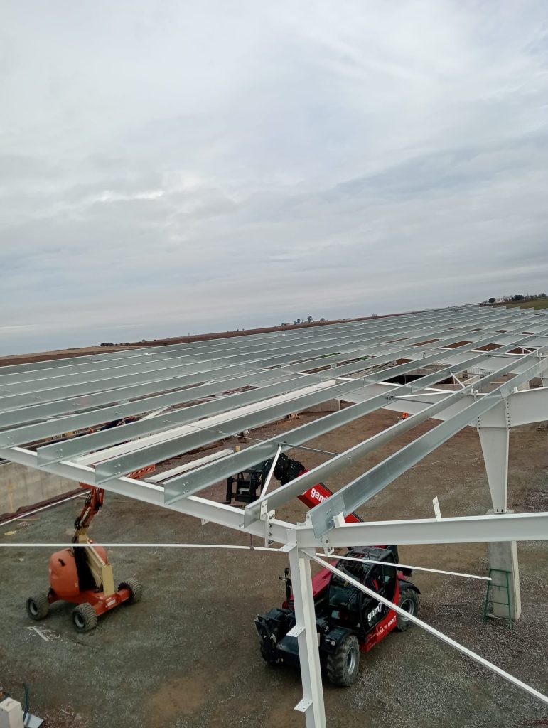 Avanzan las obras de la planta de tratamiento de FORS de Llerena con la ejecución de la cubierta e instalaciones auxiliares